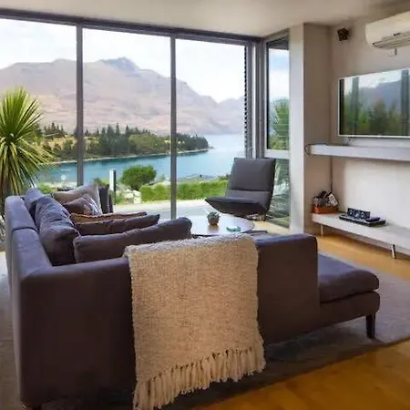 Stunning Lakeview 1 Bedroom Apartment